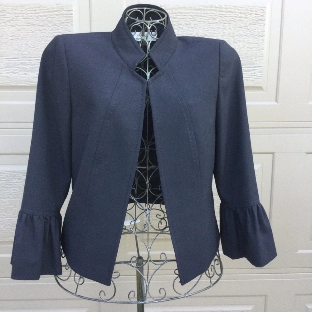 Tahari arthur s levine Women’s Size 4
Black Ruffled Sleeve Open-Front Blazer